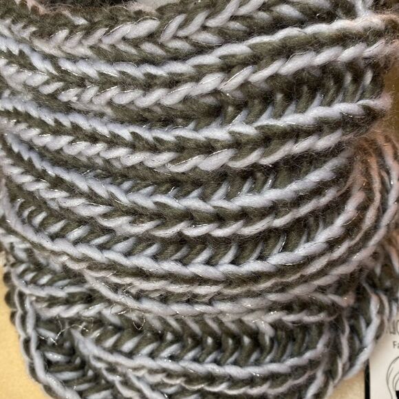 ❤️NWT Twig & Arrow Circle Scarf❤️ - Picture 2 of 5